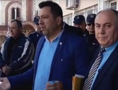 Και ελεύθερος ο ιμάμης που βρέθηκαν όπλα στο τζαμί του... και καταχειροκροτούμενος από τους συγχωριανούς του! (βίντεο)